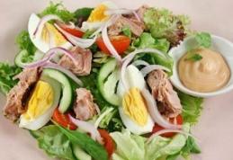 Salată de ton, ouă și ceapă