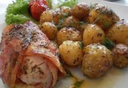 Piept de pui umplut și garnitură de cartofi