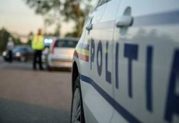 Fără permis, s-a urcat băut la volan și a acroșat un panou publicitar