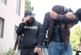 Doi tineri „înflăcărați” reținuți cu focuri de armă, pentru tâlhărie și viol