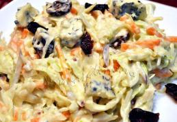 Salată de varză cu maioneză, smântână și brânză