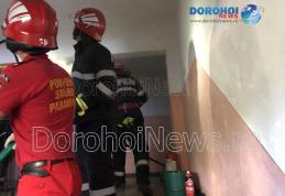 Panică într-un bloc din Dorohoi! Incendiu izbucnit într-o garsonieră - FOTO