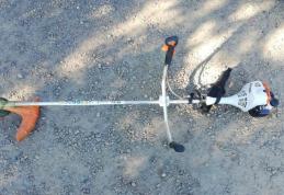 Hoț prins în timp ce încerca să vândă, chiar sub nasul proprietarului, motocositoarea furată