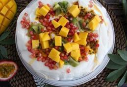 Pavlova cu fructe exotice