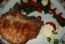 Cotlet la grătar cu unt și garnitură de spanac