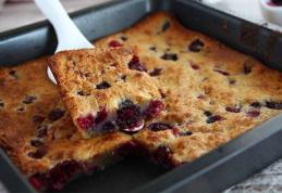 Prăjitură cu ciocolată albă și fructe de pădure