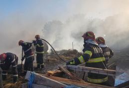 Pompierii din Dorohoi se luptă de peste două ore pentru a lichida un incendiu dintr-o gospodărie din satul Pădureni - FOTO