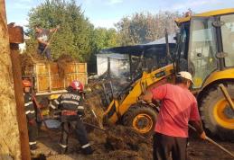 Incendiul de la Pădureni stins după șase ore. Au ars cinci anexe și mai multe bunuri