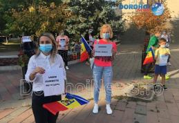 Protest la Dorohoi împotriva purtării măștii în școli: „Vrem zâmbete, nu măști” – FOTO