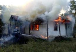 Casă distrusă de flăcări la Broscăuți. Incendiul a fost provocat de proprietară – FOTO