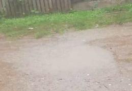 Primim la redacție – „Pe strada Oituz la fiecare ploaie să înotăm în noroi”