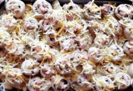 Ciuperci la cuptor umplute pe pat de cartofi