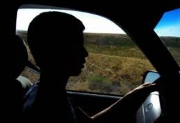 Un băiat de 14 ani a furat mașina părinților și a plecat la plimbare. Aventura s-a terminat în gardul unui imobil