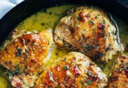 Pulpe de pui în sos de vin şi ierburi aromatice