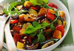 Salată caldă din legume la cuptor şi rucola