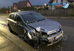 Pericol pe o stradă din Dorohoi! O mașină s-a izbit într-un stâlp - FOTO