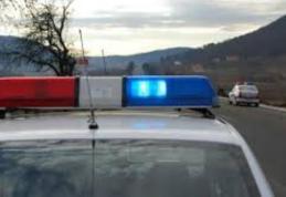 Accident rutier cu două mașini avariate, un șofer începător și unul sub influența alcoolului