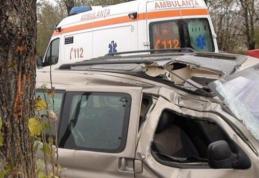 Fără permis, s-a urcat băut la volan şi a intrat cu maşina într-un copac