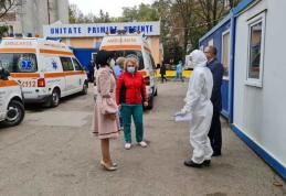 Două corturi de campanie montate în parcarea Spitalului Județean de Urgență „Mavromati” Botoșani - FOTO