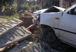 Șofer cu o alcoolemie uriașă s-a înfipt cu mașina într-un gard