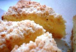 Prăjitură rapidă cu brânză și aluat sfărâmicios