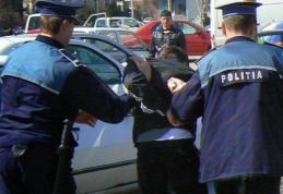 Doi tineri care au vrut să tâlhărească un bătrân au ajuns în arest