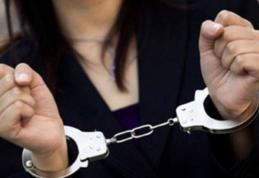 Pericol public! Femeie de 39 de ani reținută după ce a furat o mașină și a produs un accident