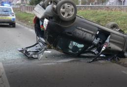 Accident la ieșirea din Darabani! O mașină s-a răsturnat după o depășire imprudentă - FOTO