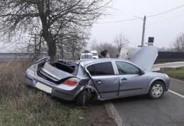 Tânăr ajuns la Spitalul Dorohoi după ce s-a izbit cu mașina într-un copac