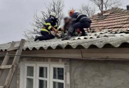 Bătrân salvat de pompieri după ce a suferit un accident vascular în timp ce repara acoperișul casei - FOTO