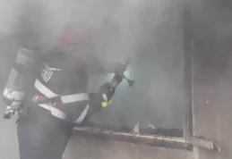 Femeie intoxicată cu fum în urma unui incendiu care i-a distrus locuința