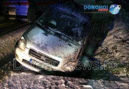 Accident la Saucenița! O mașină scăpată de sub control s-a izbit într-un cap de pod - FOTO