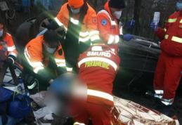 Accident GRAV! Doi tineri răniți din care unul încarcerat  – FOTO