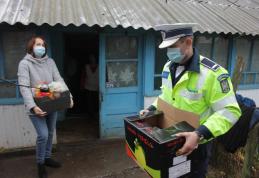 Cadouri în avans de la Moș Crăciun prin intermediul polițiștilor - FOTO