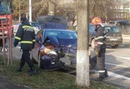 Accident rutier produs de o șoferiță care a intrat cu mașina într-un copac