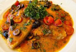 Pește cu sos de roșii și măsline