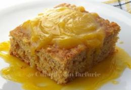 Prăjitură cu mere și sos de lămâie