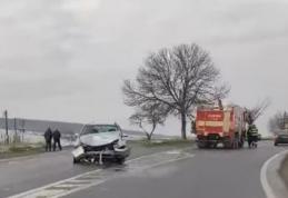 Accident pe drumul Dorohoi - Botoșani! O femeie a fost rănită după o coliziune între două mașini - FOTO