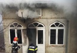 Bărbat ajuns la spital cu arsuri după ce a încercat să aprindă focul în sobă cu benzină - FOTO