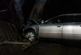 Beat și fără permis a intrat cu mașina împrumutată în gardul unei locuințe