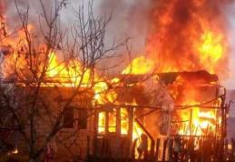 Magazie incendiată de o lumânare uitată aprinsă în interior