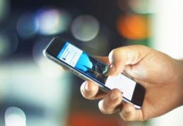 Tineri reținuți după ce au încercat să vândă o replică a unui telefon mobil