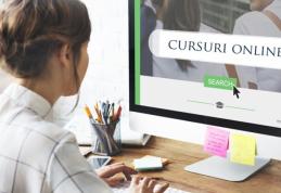 Patru situații în care elevii pot face cursuri online, chiar dacă clasa lor merge fizic la școală - VIDEO