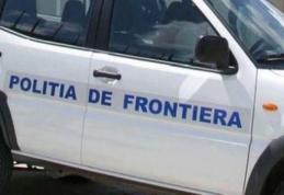 Tânăr fără permis, urmărit de poliţiştii de frontieră, s-a oprit cu maşina într-un gard