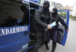 Elevi și profesori înjurați în fața unei școli. Jandarmi chemați în ajutor