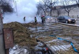O platformă încărcată cu baloți de fân a luat foc în timp ce se deplasa pe o stradă din Botoșani - FOTO