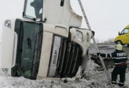 Un TIR încărcat cu ciocolată s-a răsturnat pe o şosea din Suceava