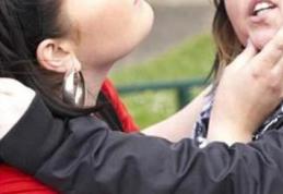 Răfuială de proporții în Piața din Dorohoi! Femeie însărcinată bătută de fosta iubită a partenerului