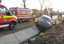 O tânără a ajuns la spital după o ciocnire violentă între două mașini pe un drum din județ - FOTO