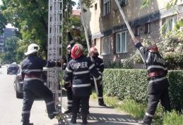 Panică pentru o femeie din Dorohoi după ce fetița s-a încuiat în apartament